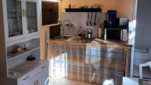 ماك ينة لصنع القهوة/الشاي، ثلاجة، ميكروويف، موقد طهي مسطح