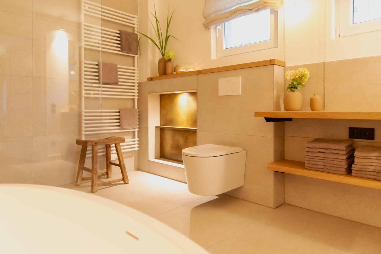Dusche, Haartrockner, Handtücher, Toilettenpapier