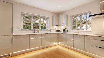 Mikrovågsugn, ugn, spishäll och diskmaskin