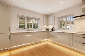 Micro-ondes, four, plaque de cuisson, lave-vaisselle