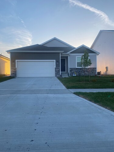 Is this Heaven? No It’s Iowa!
4-bedroom home on pond in welcoming Ankeny w/Wifi