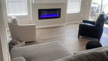 Smart TV, chimenea y videojuegos