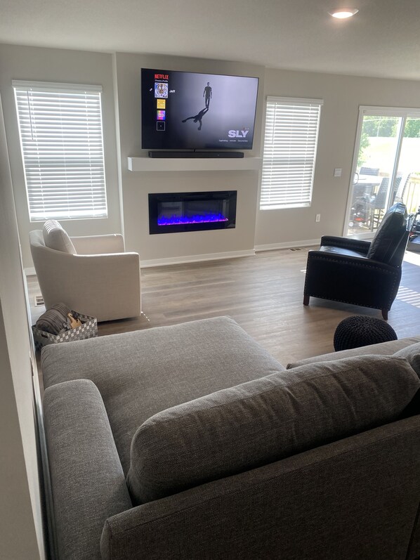 TV connectée, cheminée, jeux vidéo