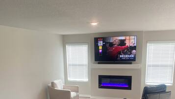 Smart TV, chimenea y videojuegos