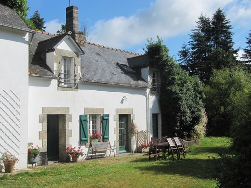Beautiful Rural Cottage with Pool 
3 bed, 2 bath own gardens. Ideal for families