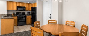 Fridge, microwave, oven, stovetop - Wyndham Palm-Aire 2-Bdrm. Pompano Beach, FL Condo 7-Nts. 2/1/25 - 2/8/25 (Pompano Beach)