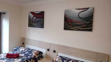 3 slaapkamers, een strijkplank/strijkijzer, wifi, beddengoed