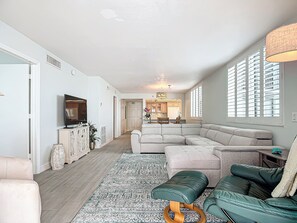 Smart TV, offices - Book your tropical stay in Unit 902 directly on the beach (Fort Myers Beach)