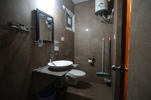Chuveiro, bidê, toalhas de banho, sabonete