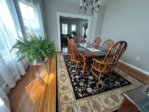 Dining - Cozy Home in Holyoke with 3 bedrooms (Holyoke)