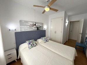 2 bedrooms, iron/ironing board, free WiFi, bed sheets - With pool and so close to the beach (Arenal d'en Castell)