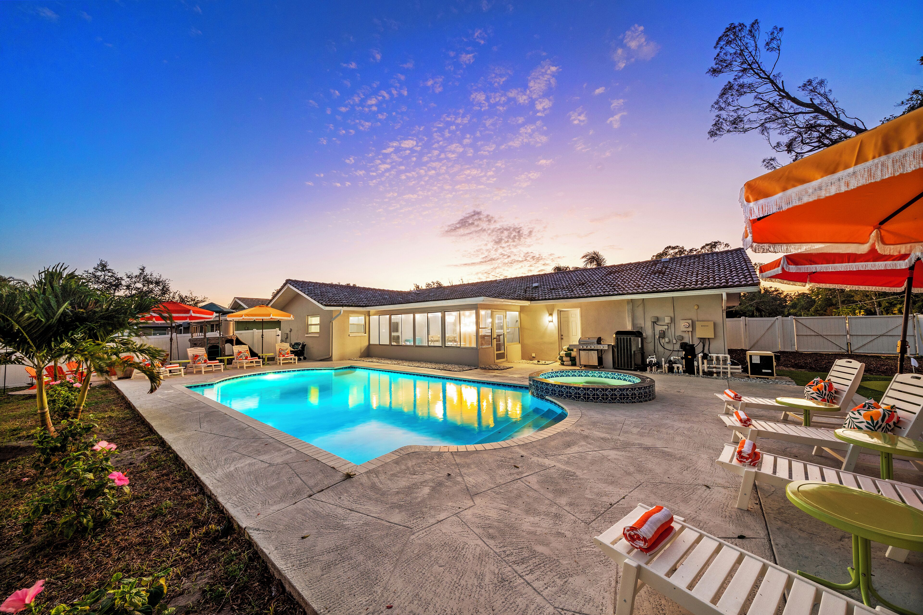 Alberca al aire libre y alberca climatizada