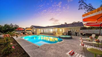 Alberca al aire libre y alberca climatizada