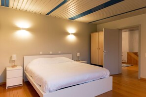 5 bedrooms, iron/ironing board, WiFi, bed sheets