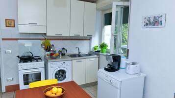 Appartamento Comfort, patio, vista giardino | Cucina privata | Frigorifero, microonde, piano cottura, macchina per caffè espresso