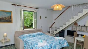 Traditional-Studio, Terrasse, Gartenblick | BĂŒgeleisen/BĂŒgelbrett, kostenloses WLAN