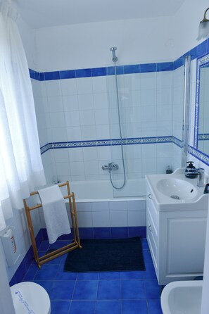 Apartemen Comfort, patio, pemandangan kebun | Kamar mandi | Pengering rambut, sandal, handuk, dan sabun