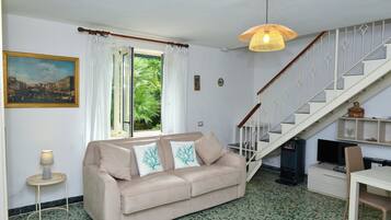 Traditional-Studio, Terrasse, Gartenblick | Wohnbereich | 32-Zoll-Flachbildfernseher mit Digitalempfang