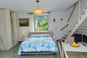 Traditional Studio, Patio, Garden View