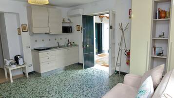 Traditional-Studio, Terrasse, Gartenblick | Eigene KĂŒche | KĂŒhlschrank, Mikrowelle, Herdplatte, Espressomaschine