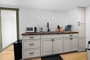 Fridge, microwave, oven, stovetop - Stylish Downtown McCall Cottage (McCall)