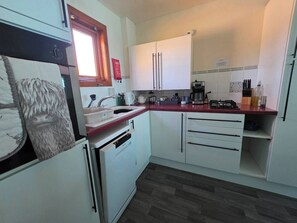 Fridge, microwave, oven, stovetop - Woodlands Cottage Cottage Sleeps 5 (Garve)