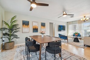 Dining - Heated pool. 3-bedroom house in Palm Harbor  (Palm Harbor)