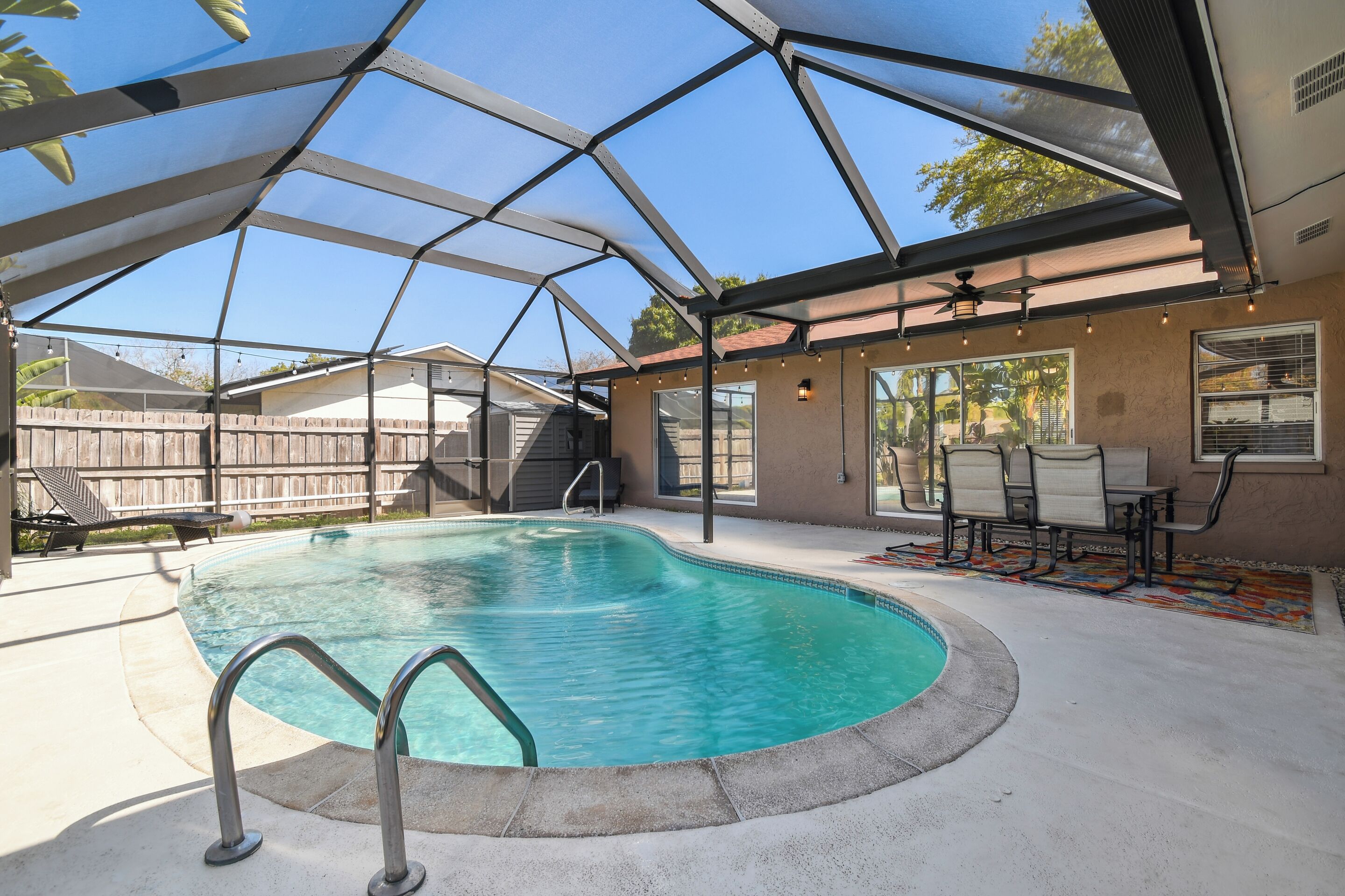 Una piscina al aire libre, una piscina climatizada