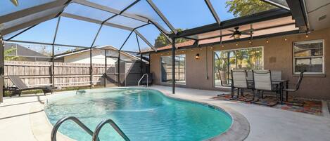 Una piscina al aire libre, una piscina climatizada