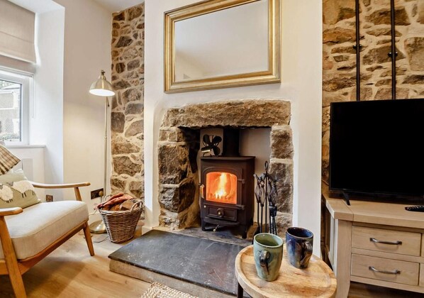 Una Smart TV, una chimenea