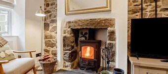 Seaside stone cottage with hot tub - Ty Fin Cottage