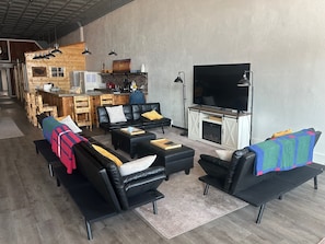 Smart TV, fireplace - The Bunkhouse – A Unique Stay in Historic Hebron, Nebraska (Hebron)