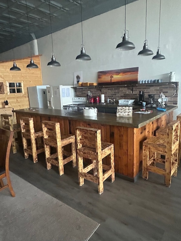Fridge, microwave, oven, stovetop - The Bunkhouse – A Unique Stay in Historic Hebron, Nebraska (Hebron)