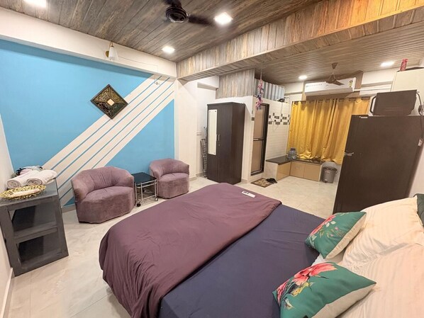 1 bedroom, iron/ironing board, WiFi, bed sheets - Cozy apartment in beautiful Chuim village, Bandra west (Mumbai)