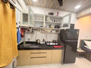Private kitchen - Cozy apartment in beautiful Chuim village, Bandra west (Mumbai)