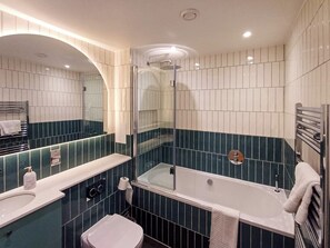 Departamento Deluxe, 2 habitaciones, cocina | Baño | Secadora de cabello, toallas, jabón, shampoo 