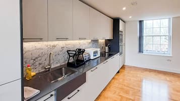 Deluxe Apartment, 2 Bedrooms, Kitchen | Private kitchen