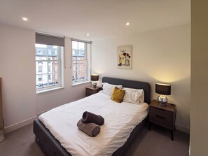 Deluxe Apartment, 2 Bedrooms, Kitchen | 2 bedrooms, desk, laptop workspace, iron/ironing board - Modern 2 Bedroom 2 Bathroom Apartment (London)
