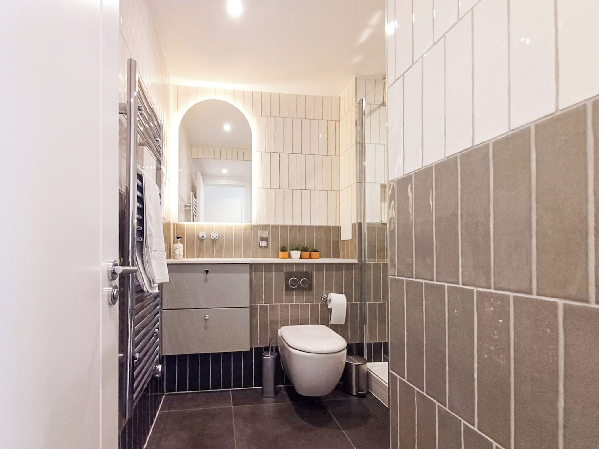 Deluxe Apartment, 2 Bedrooms, Kitchen | Bathroom | Hair dryer, towels, soap, shampoo