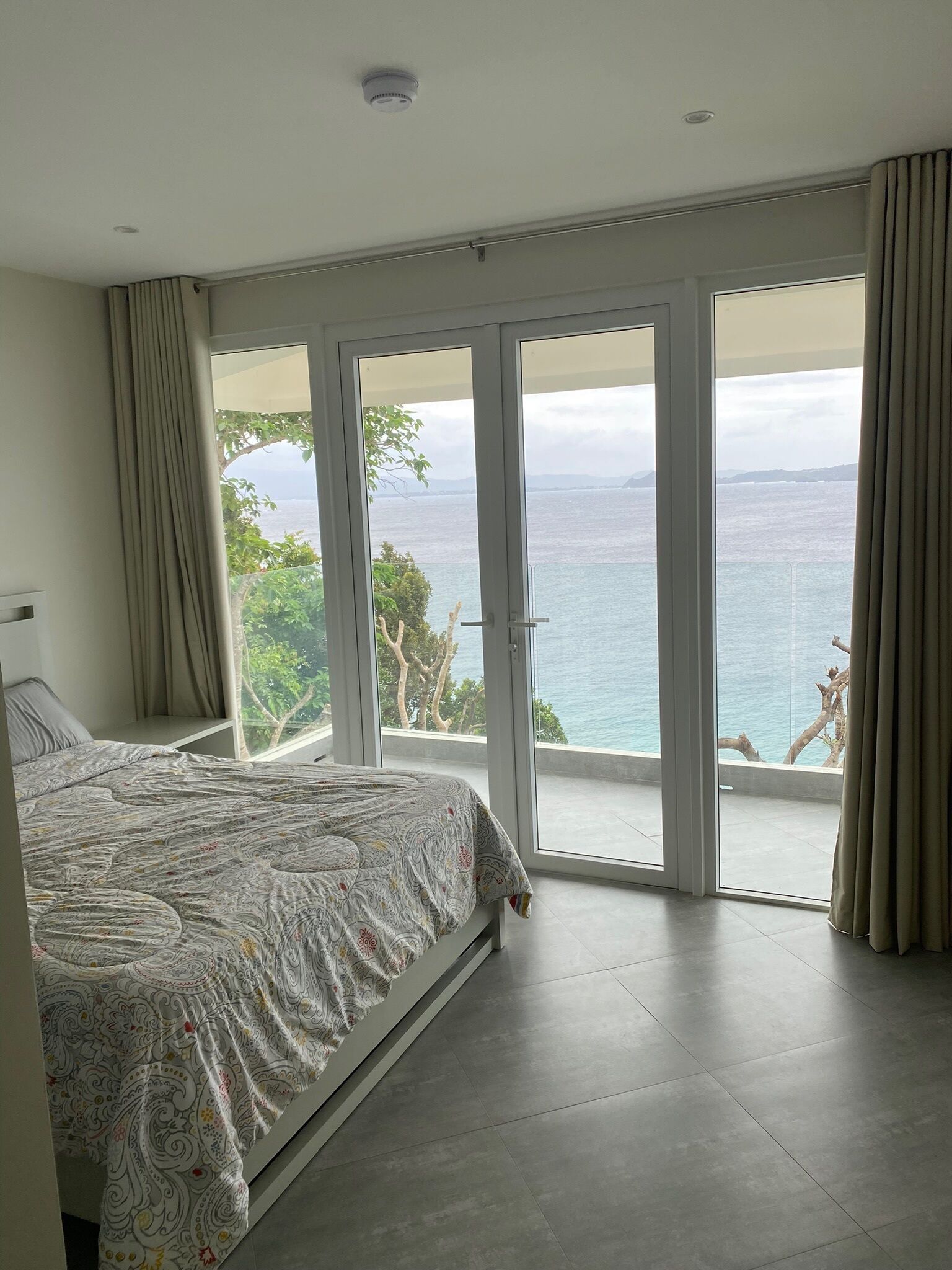 3 bedrooms, desk, WiFi, bed sheets