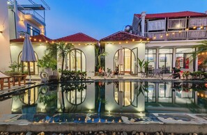 Outdoor pool, pool umbrellas, pool loungers - Vu's Homestay Tam Coc (Hoa Lu)