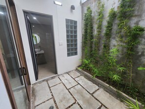 สแตนดาร์ดบังกะโล, หอพักรวม, ปลอดบุหรี่, วิวสระว่ายน้ำ | ห้องน้ำ | ฝักบัว, ของใช้ในห้องน้ำฟรี, ไดร์เป่าผม, รองเท้าสวมภายในห้อง