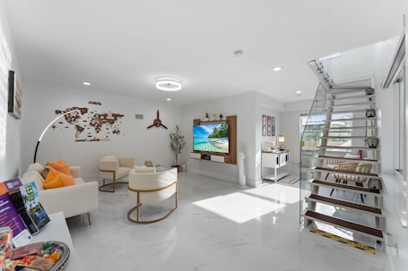 Smart TV, books. Cozy, Centric, Private & Spacious 1/1 Guest House w/ AC & WiFi in Miami Springs