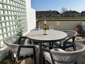 Outdoor dining - PEACEFUL, CENTRAL LUXURY COTTAGE WITH PARKING,WATERSIDE TERRACE (Arundel)