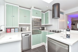 Fridge, microwave, oven, stovetop - PEACEFUL, CENTRAL LUXURY COTTAGE WITH PARKING,WATERSIDE TERRACE (Arundel)
