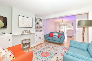 Smart TV, books - PEACEFUL, CENTRAL LUXURY COTTAGE WITH PARKING,WATERSIDE TERRACE (Arundel)