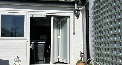 Dove Cottage Arundel-WATERSIDE TERRACE*CENTRAL*TRANQUIL*LUXURIOUS* PARKING