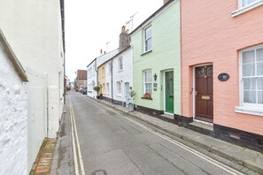 Exterior - PEACEFUL, CENTRAL LUXURY COTTAGE WITH PARKING,WATERSIDE TERRACE (Arundel)