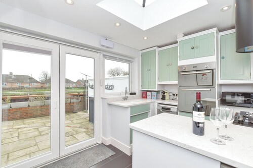 PEACEFUL, CENTRAL LUXURY COTTAGE WITH PARKING,WATERSIDE TERRACE