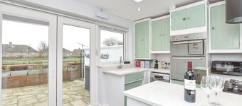 PEACEFUL, CENTRAL LUXURY COTTAGE WITH PARKING,WATERSIDE TERRACE